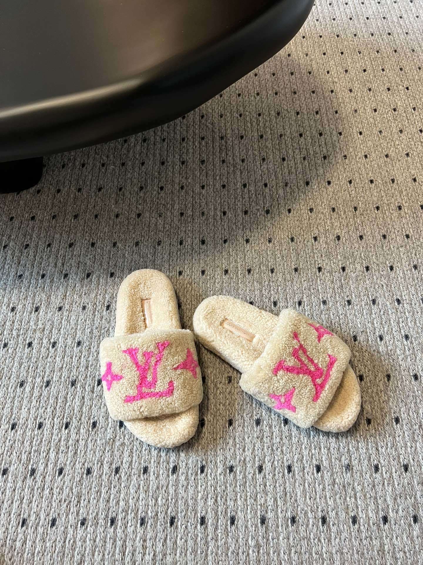 Louis Vuitton Plush Beige Slippers - Pink LV Logo Shearling Slides