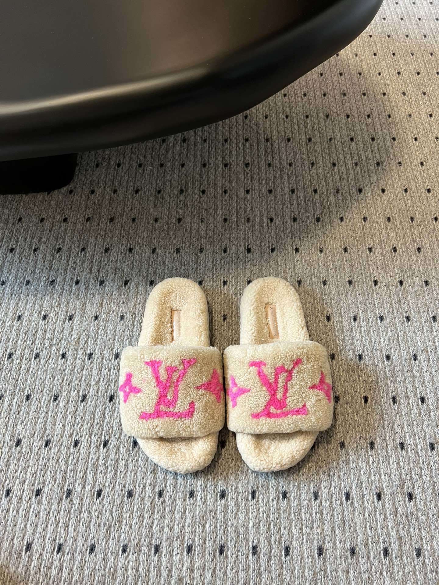 Louis Vuitton Plush Beige Slippers – Pink LV Logo Shearling Slides