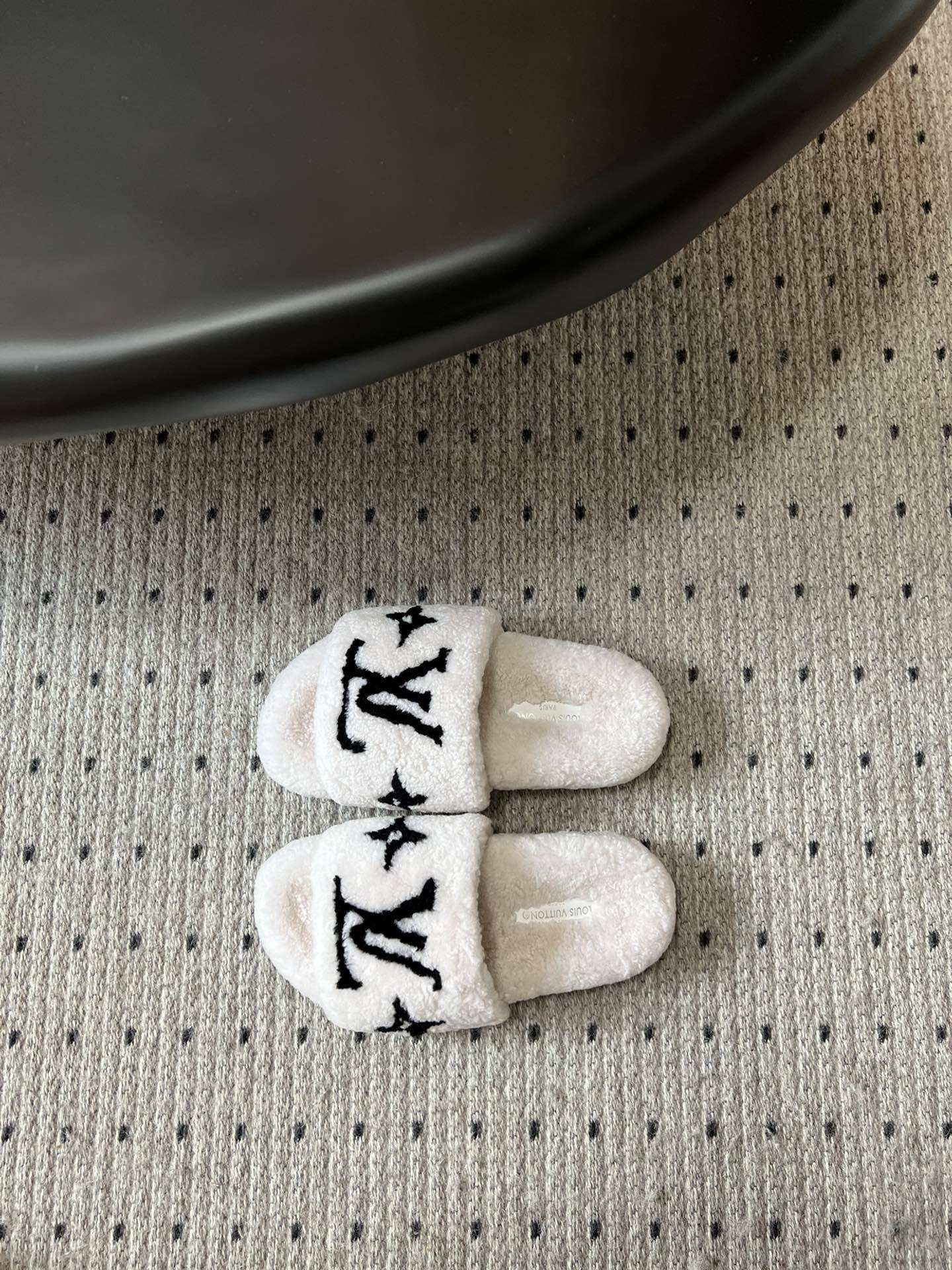 Louis Vuitton Shearling Paseo Flat Comfort Slides Slippers