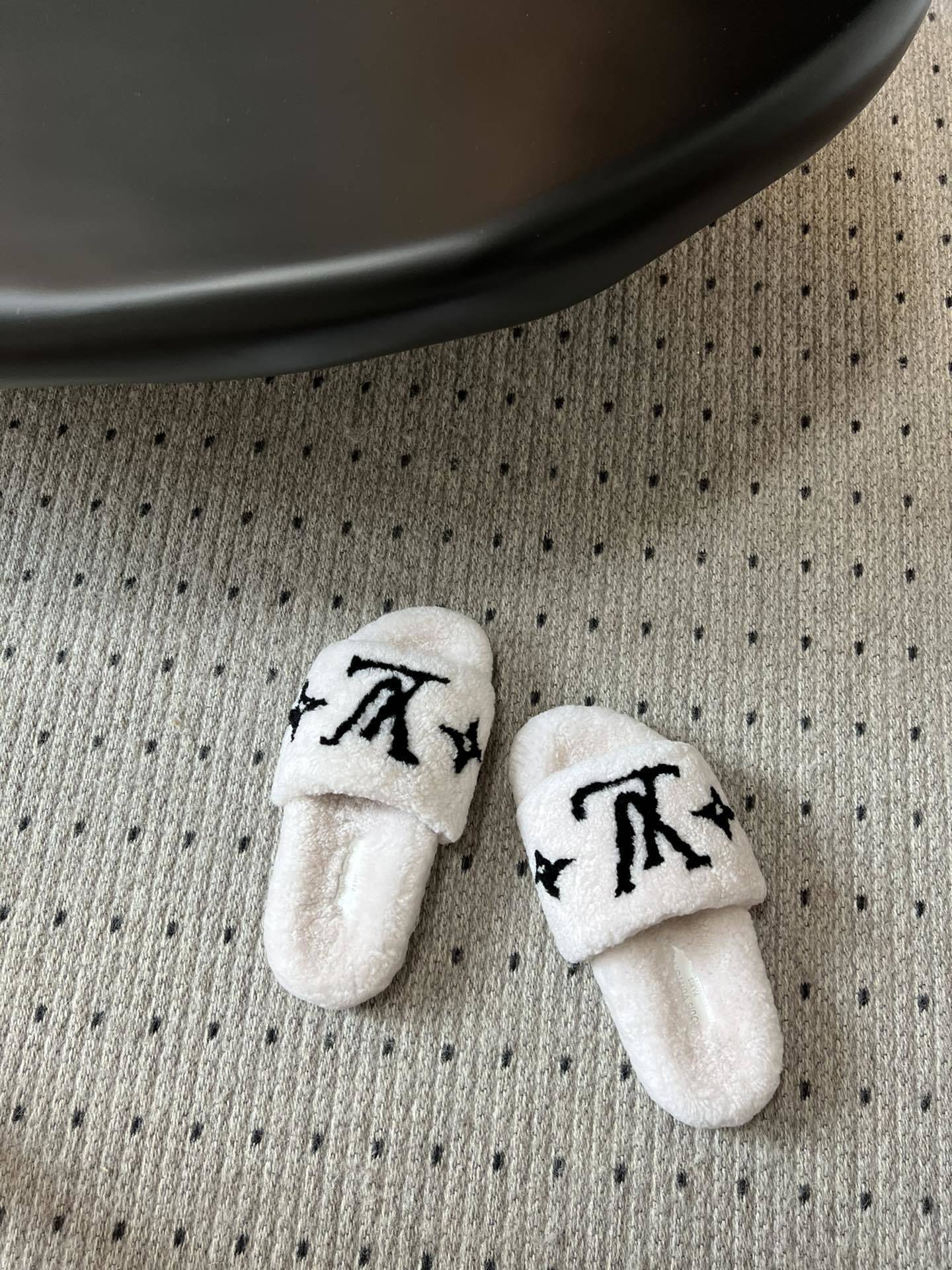 Louis Vuitton Shearling Paseo Flat Comfort Slides Slippers