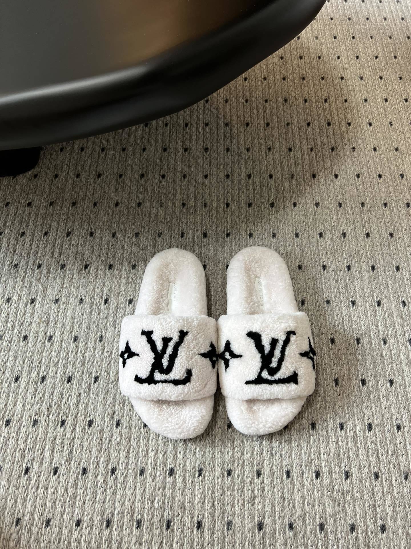Louis Vuitton Shearling Paseo Flat Comfort Slides Slippers