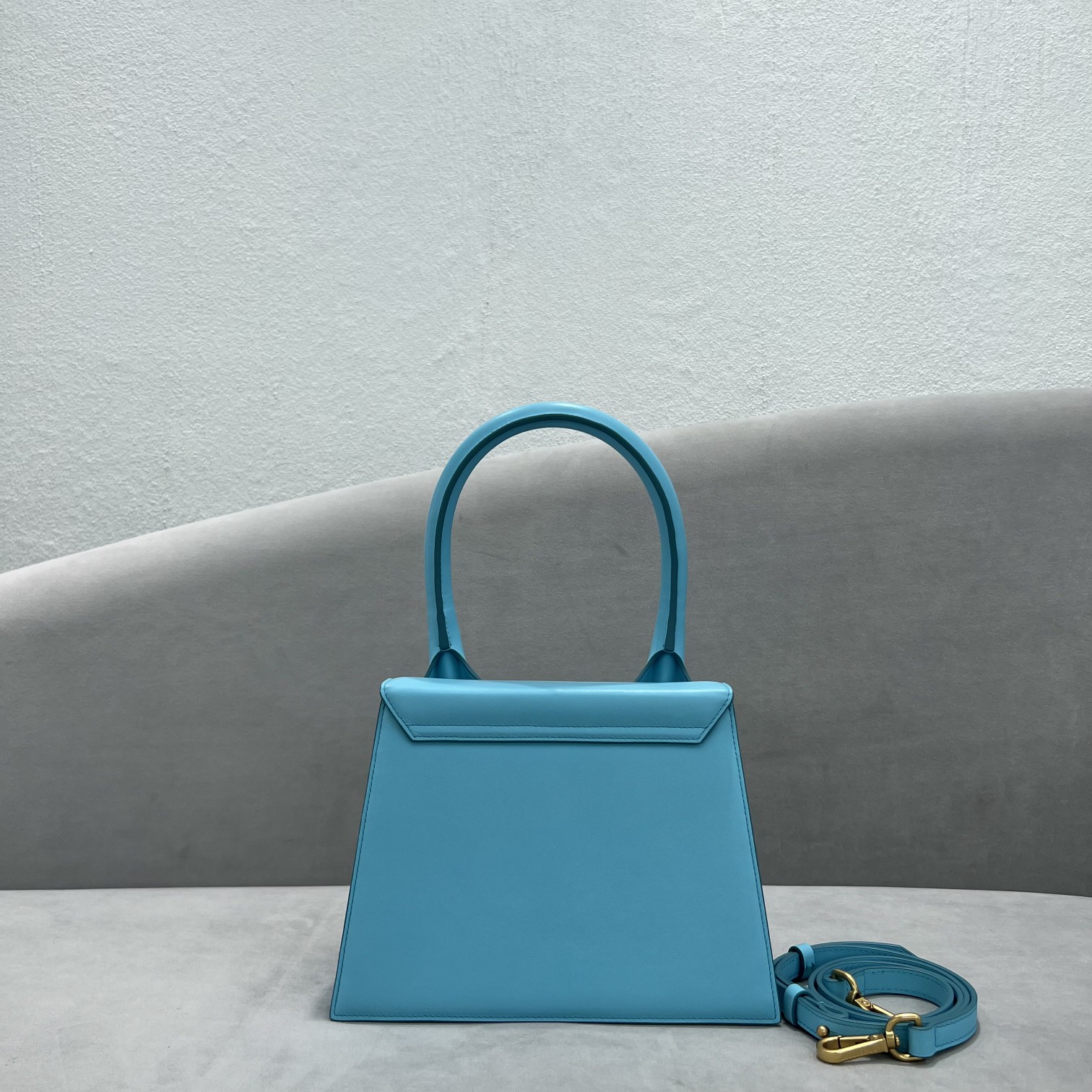 Jacquemus Blue Leather Medium Le Chiquito Top Handle  Jacquemus 01189