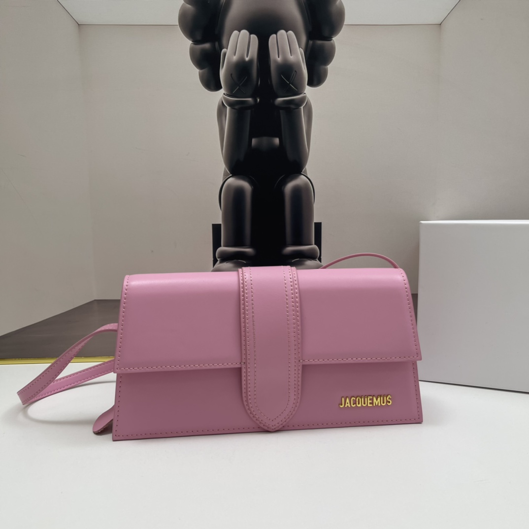Jacquemus Le Bambino Leather Shoulder Bag in pink-