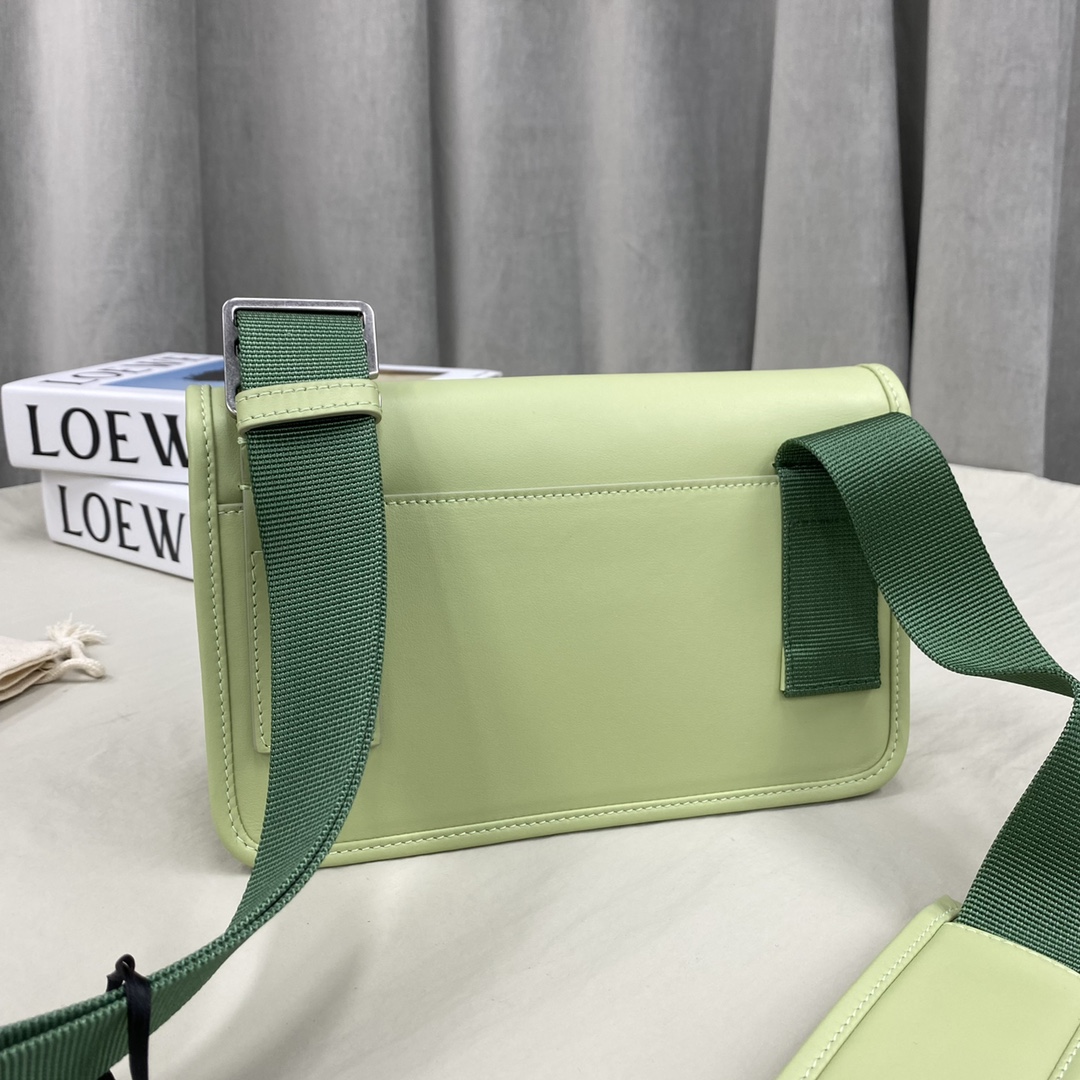 JACQUEMUS Le Messageru Logo-Plaque Leather Cross-Body Bag in LIGHTGREEN |