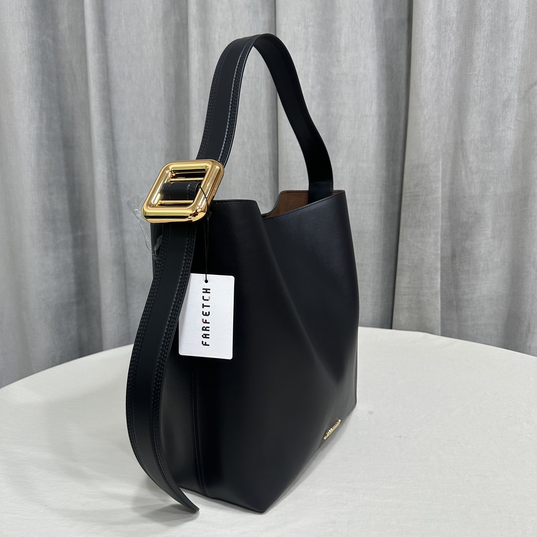 JACQUEMUS Le Regalo Buckled Leather Bucket Bag in black|