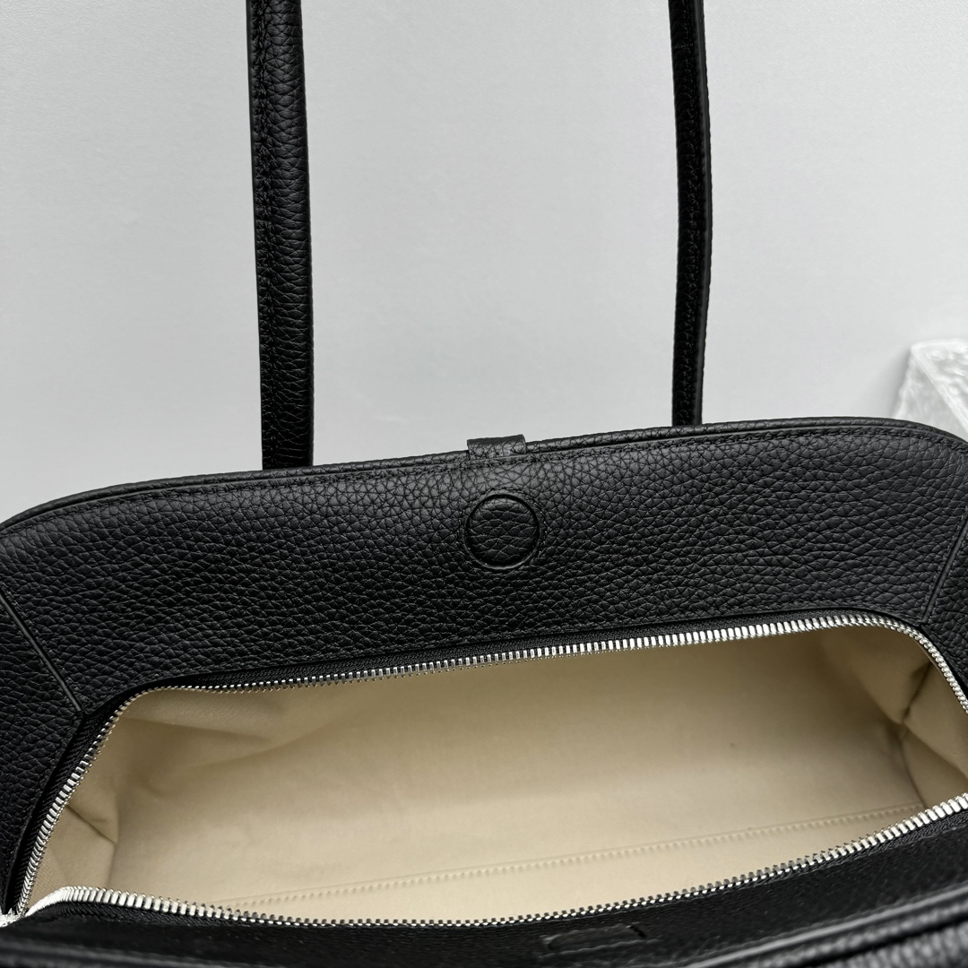 Jacquemus Le Turismo Shoulder Bag In Black -