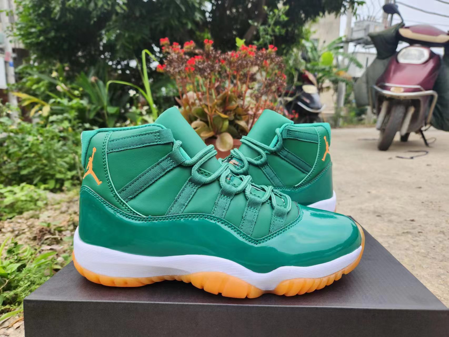 JORDAN 11 Green and Orange