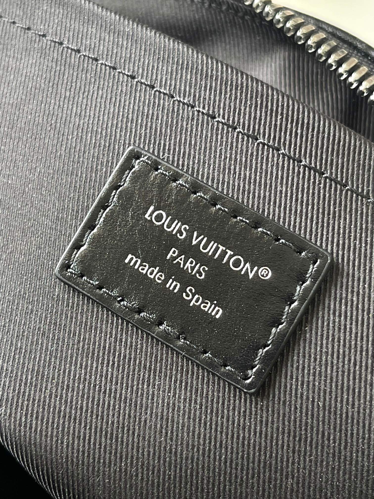 Keepall Bandoulière 25 D16 - Bags and Small Leather Goods - Men's Bags | LOUIS VUITTON