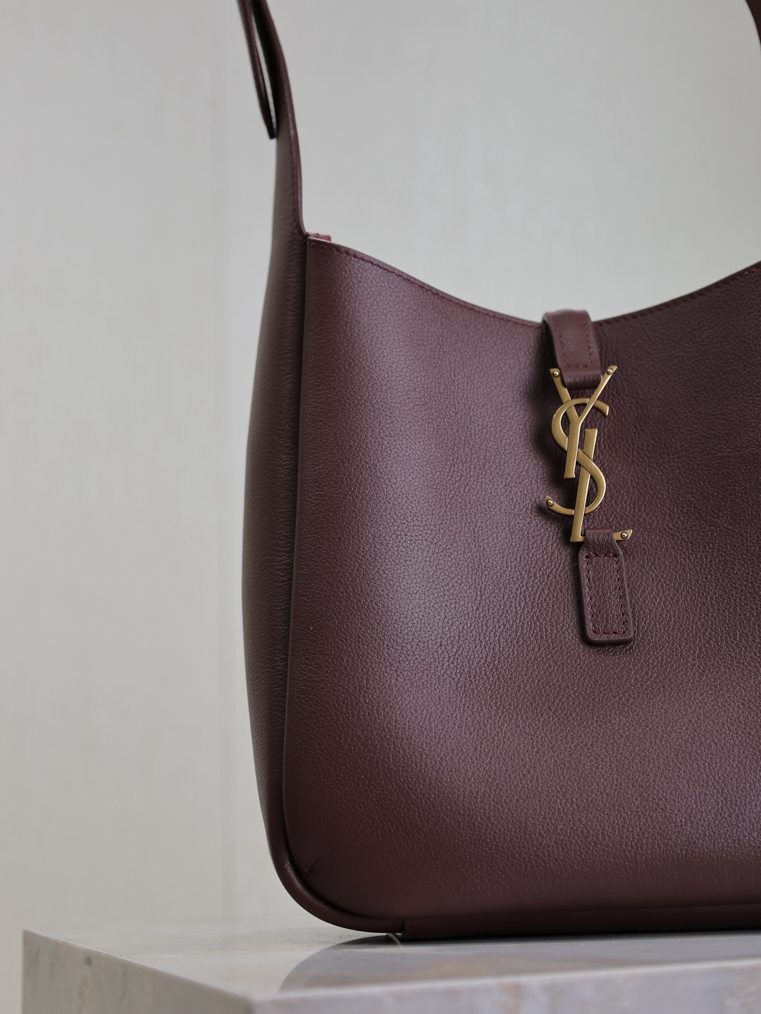 Le 5 à 7 Small leather shoulder bag in red - Saint Laurent