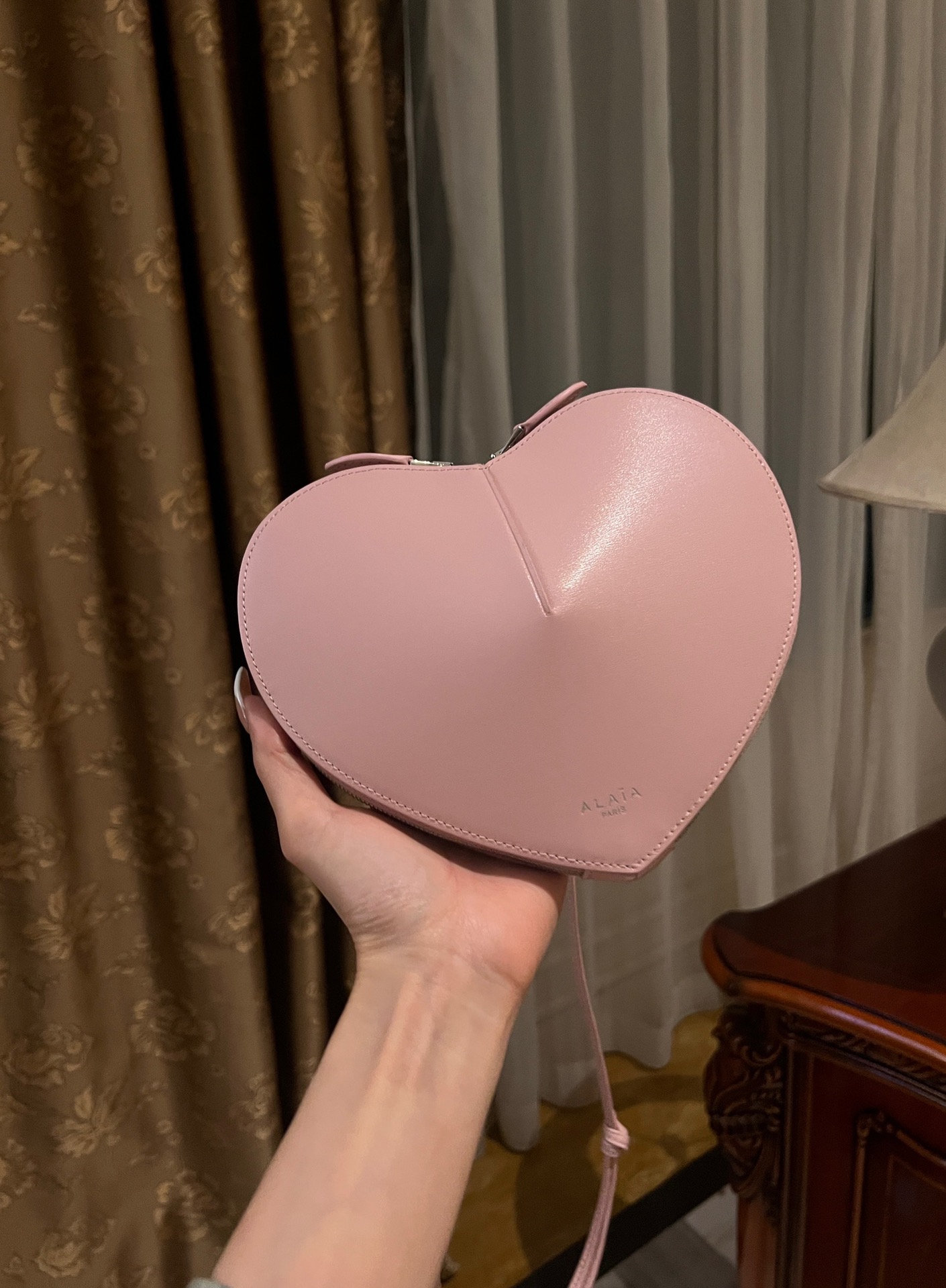 Le coeur leather crossbody bag Alaïa pink in Leather369