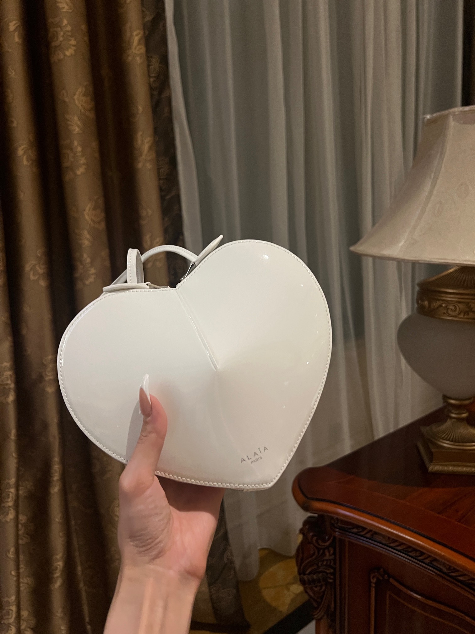 Le coeur leather crossbody bag Alaïa white in Leather