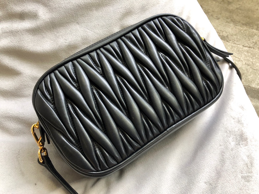 Leather crossbody bag Miu Miu Black in Leather - 24914044