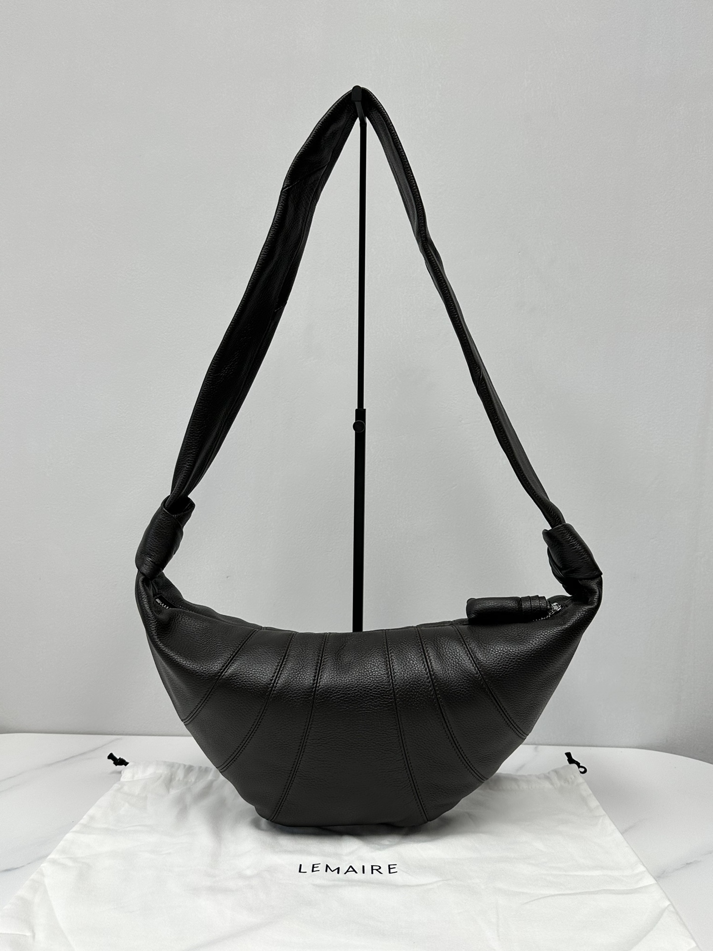LEMAIRE Medium Croissant Leather Shoulder Bag | black