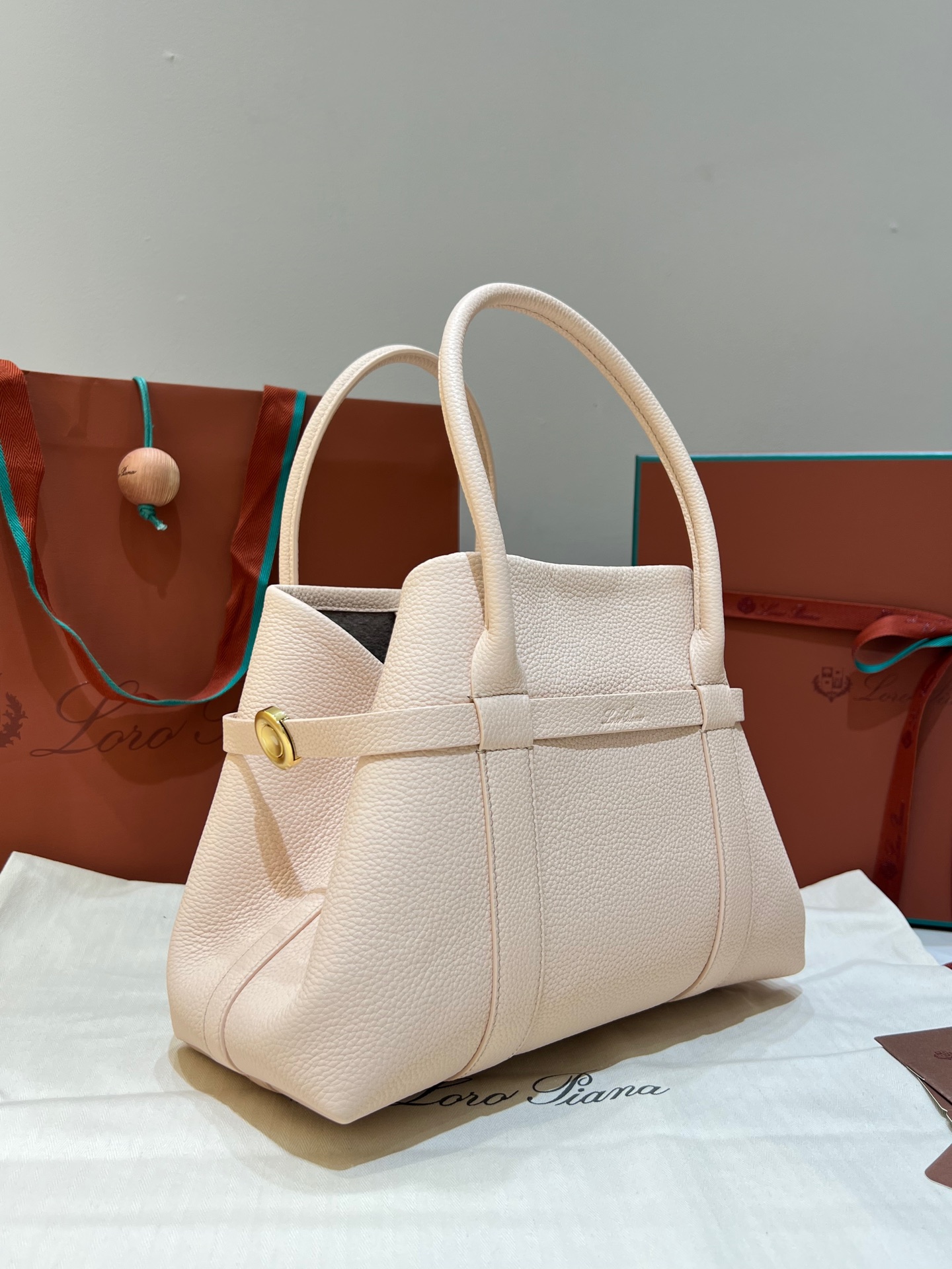 Loro Piana Large Ghiera Shopper Calfskin Light white/Sun Gold | Loro