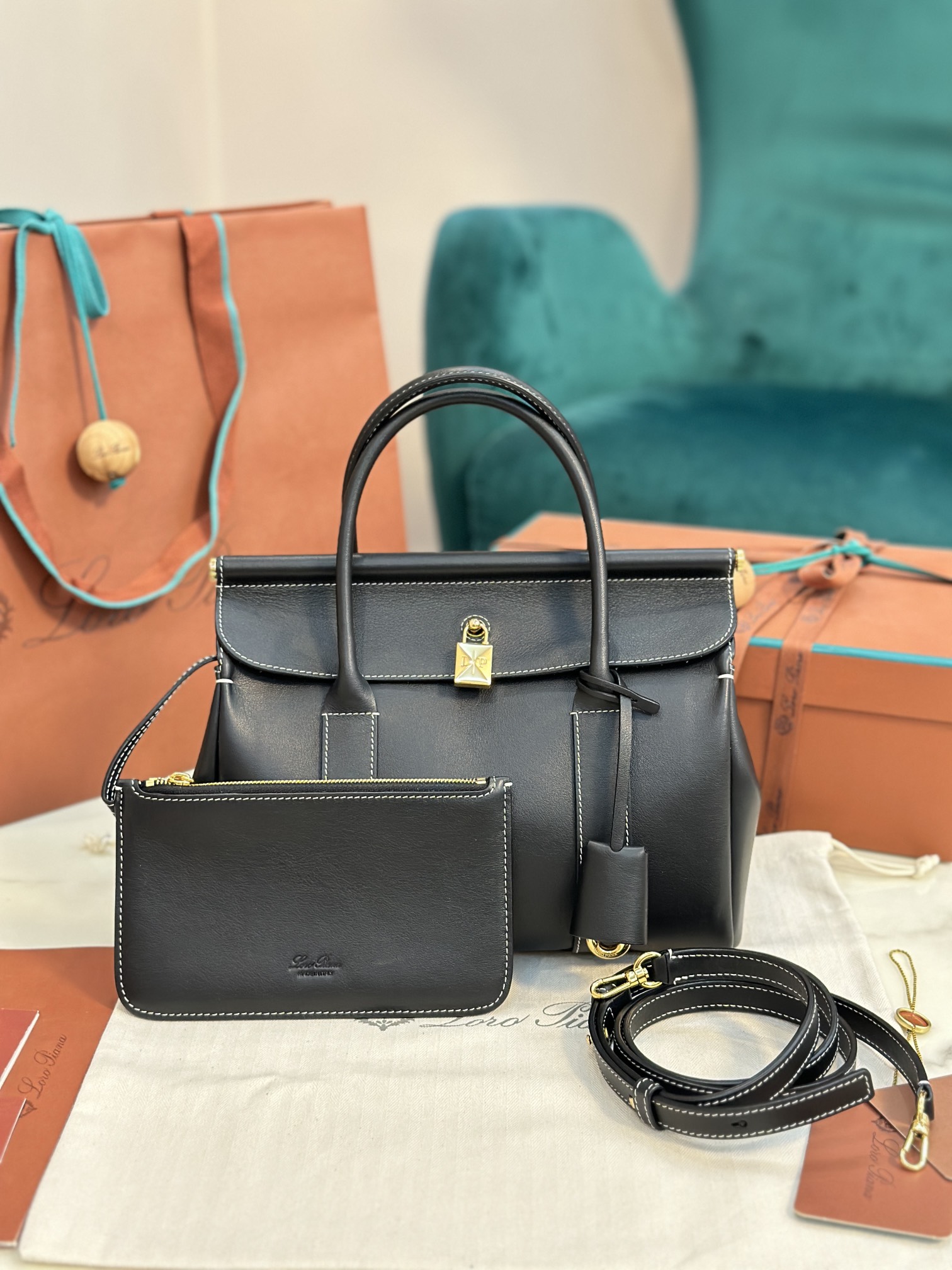 Loro Piana Loom bag L32 Smooth Calfskin Black | Loro Piana CY