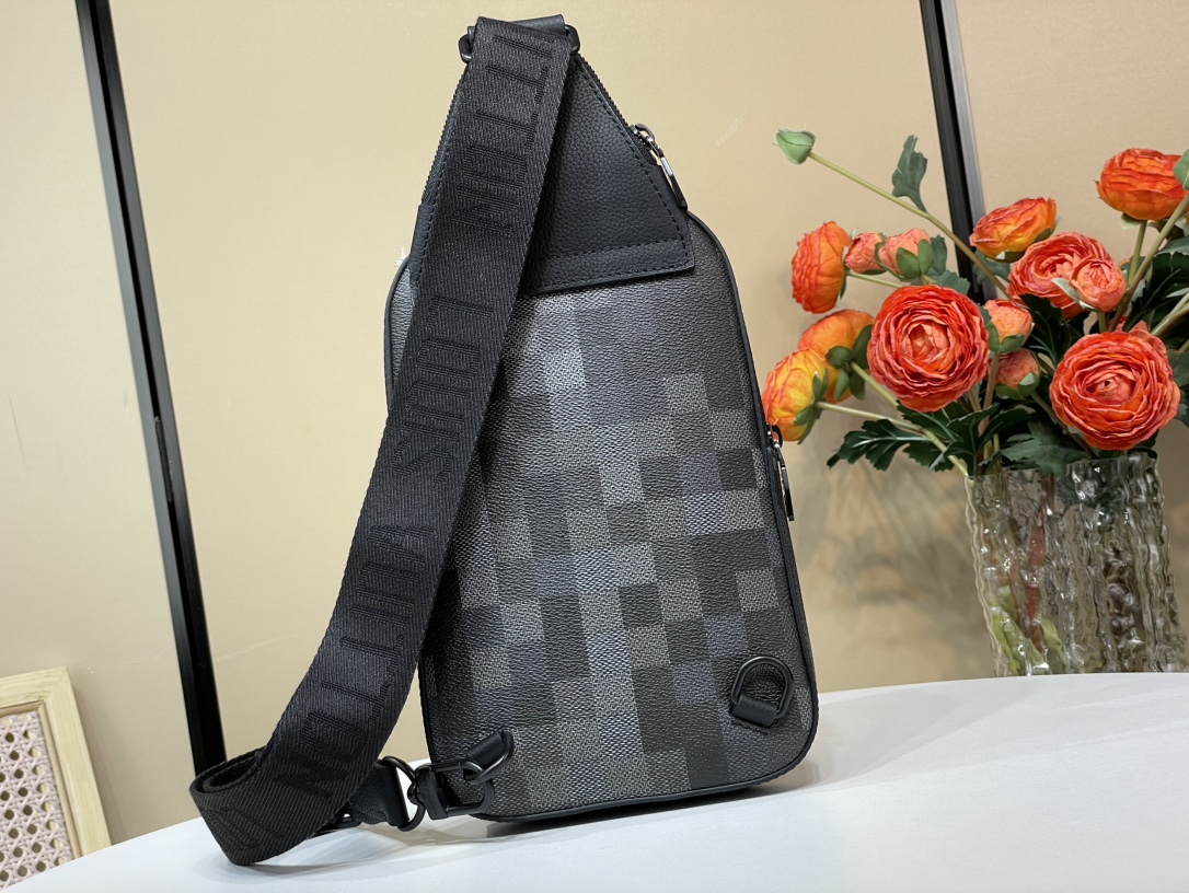 Louis Vuitton Avenue D16 Crossbody Bag Black