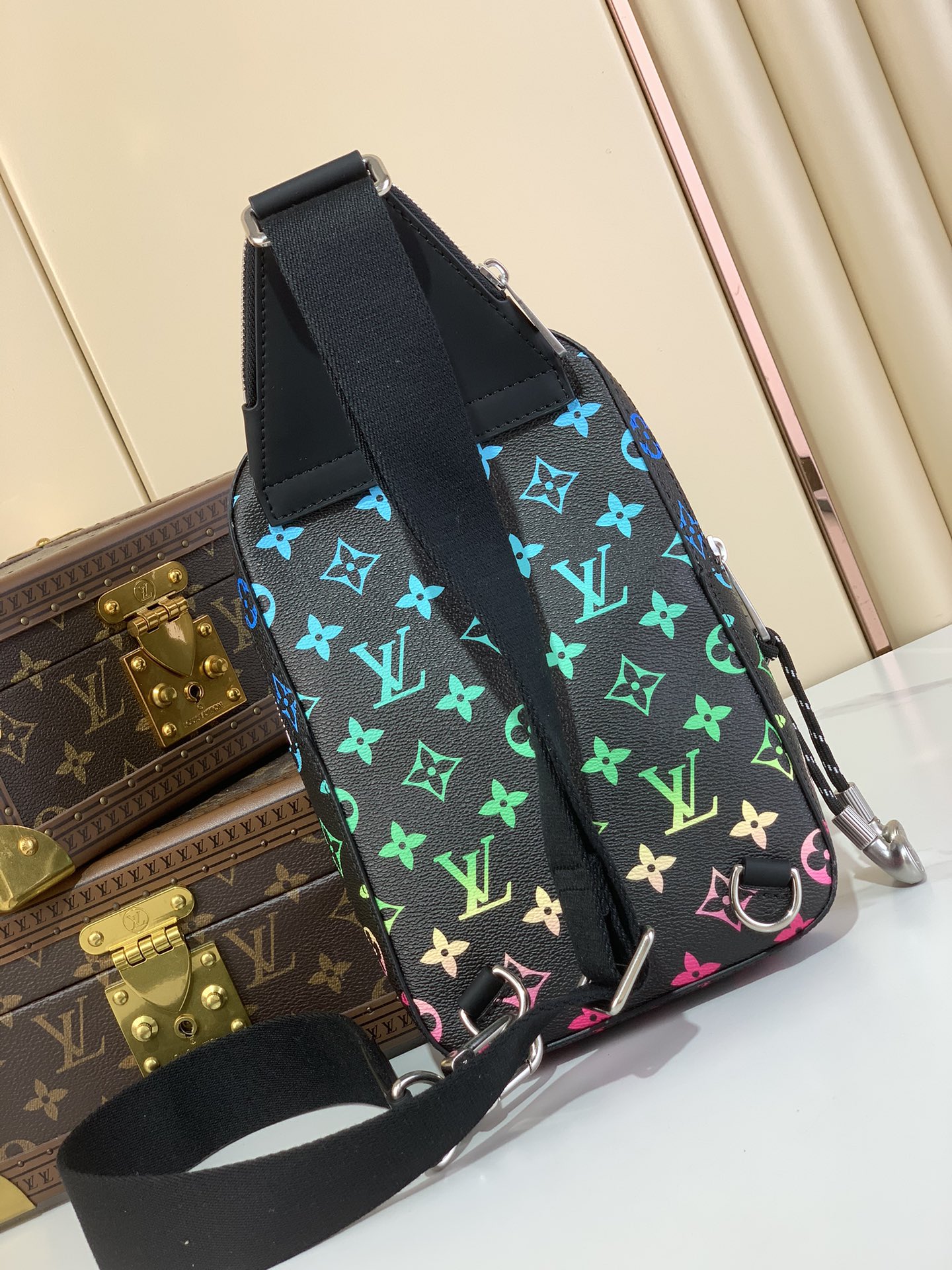 LOUIS VUITTON Avenue sling bag MulticolorM13936