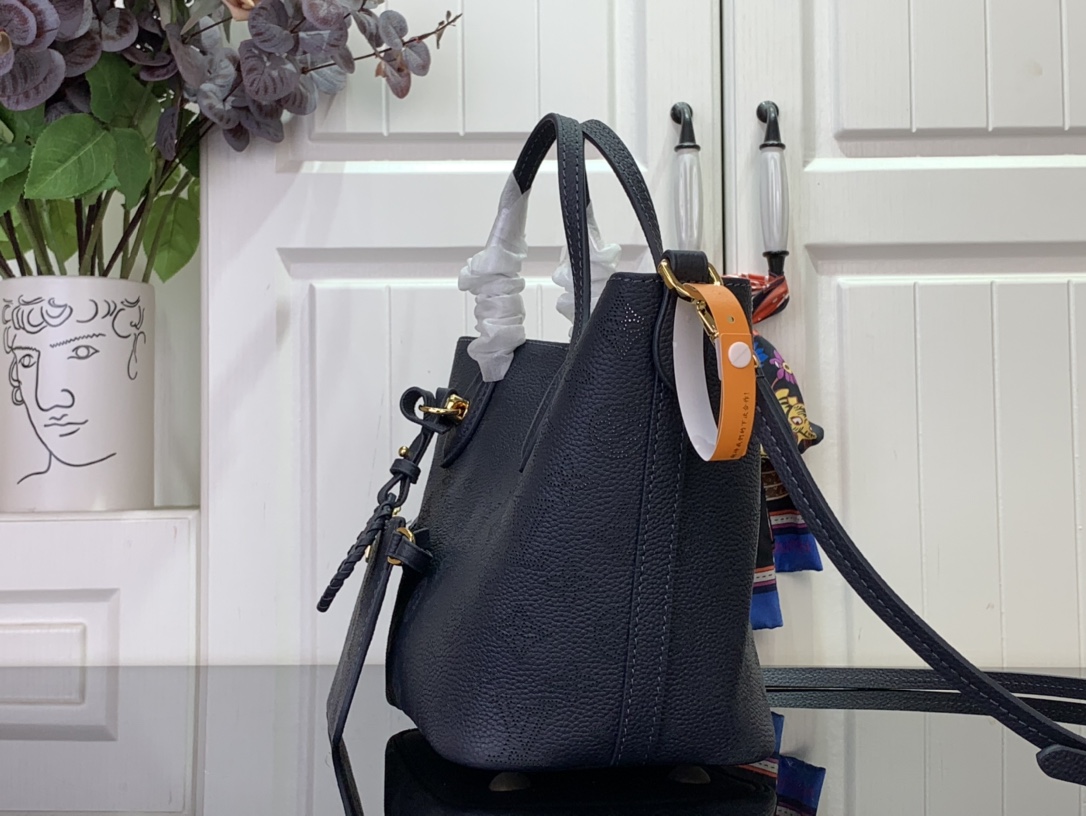 Louis Vuitton Blossom Tote Mahina Leather PM black