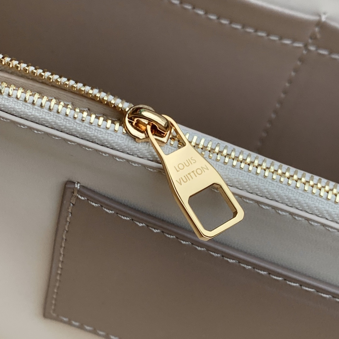 Louis Vuitton Capucines BB Capucines Beige Bag