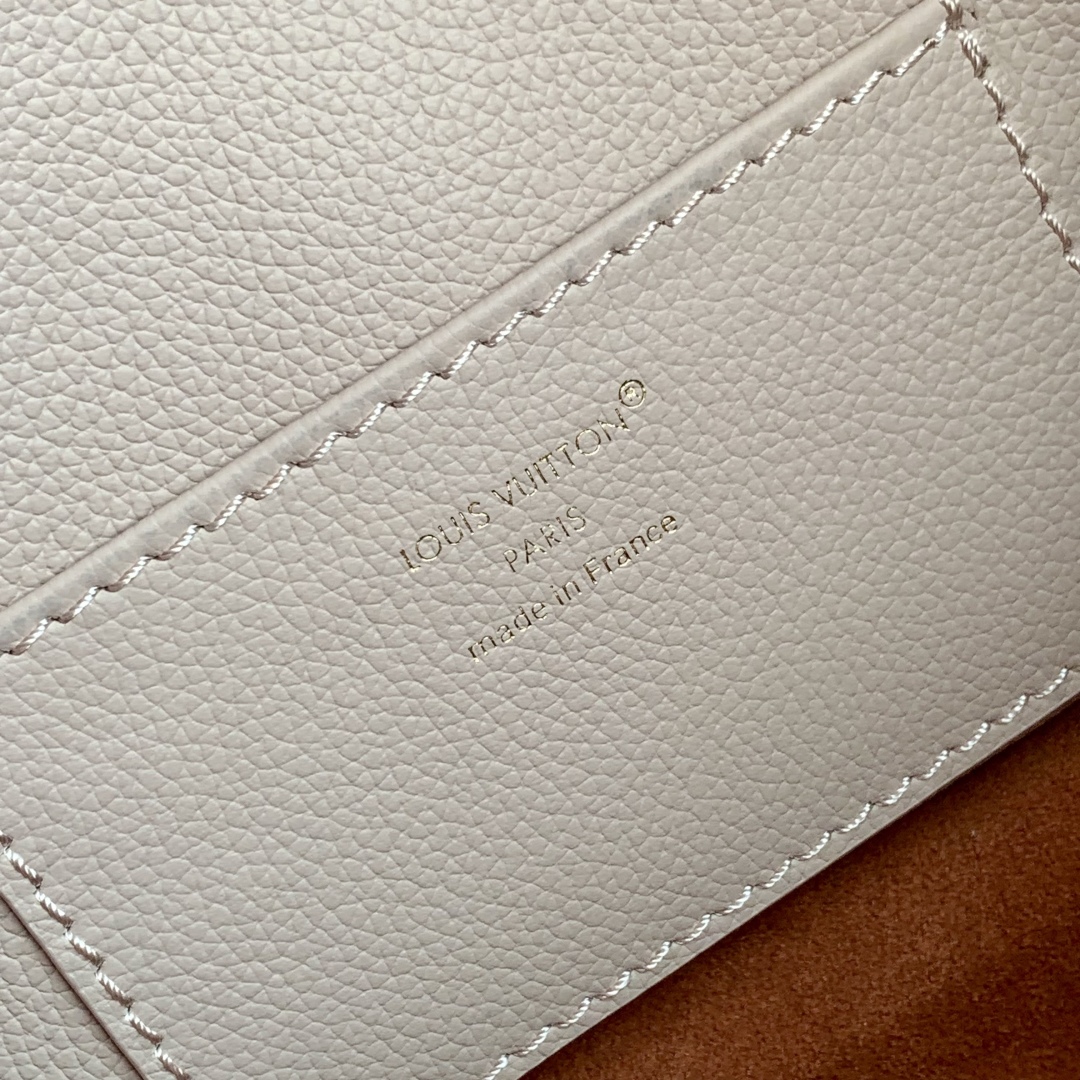 Louis Vuitton Capucines MM Souple Capucines - Women