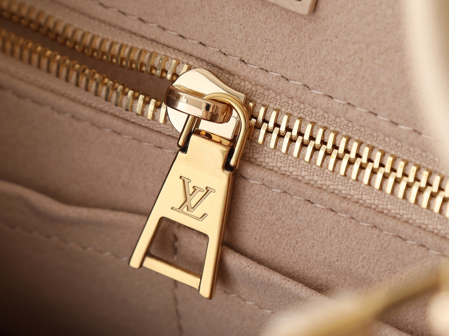 Louis Vuitton CarryAll PM Bag 'Crème Beige'