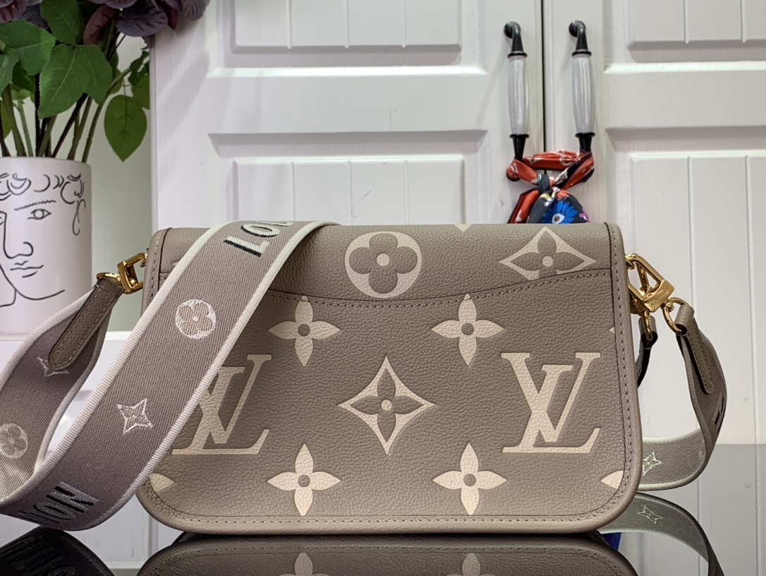 Louis Vuitton Diane Underarm Baguette Bag