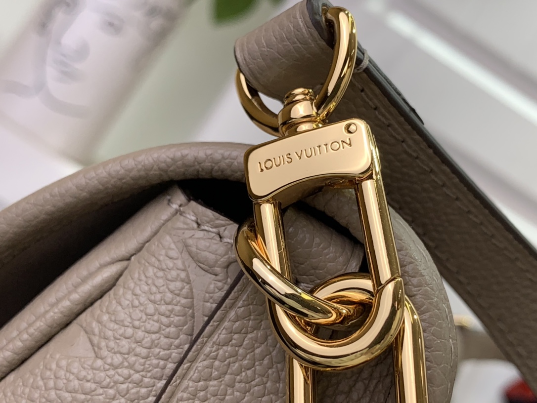 Louis Vuitton Diane Underarm Baguette Bag