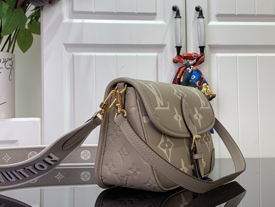 Louis Vuitton Diane Underarm Baguette Bag