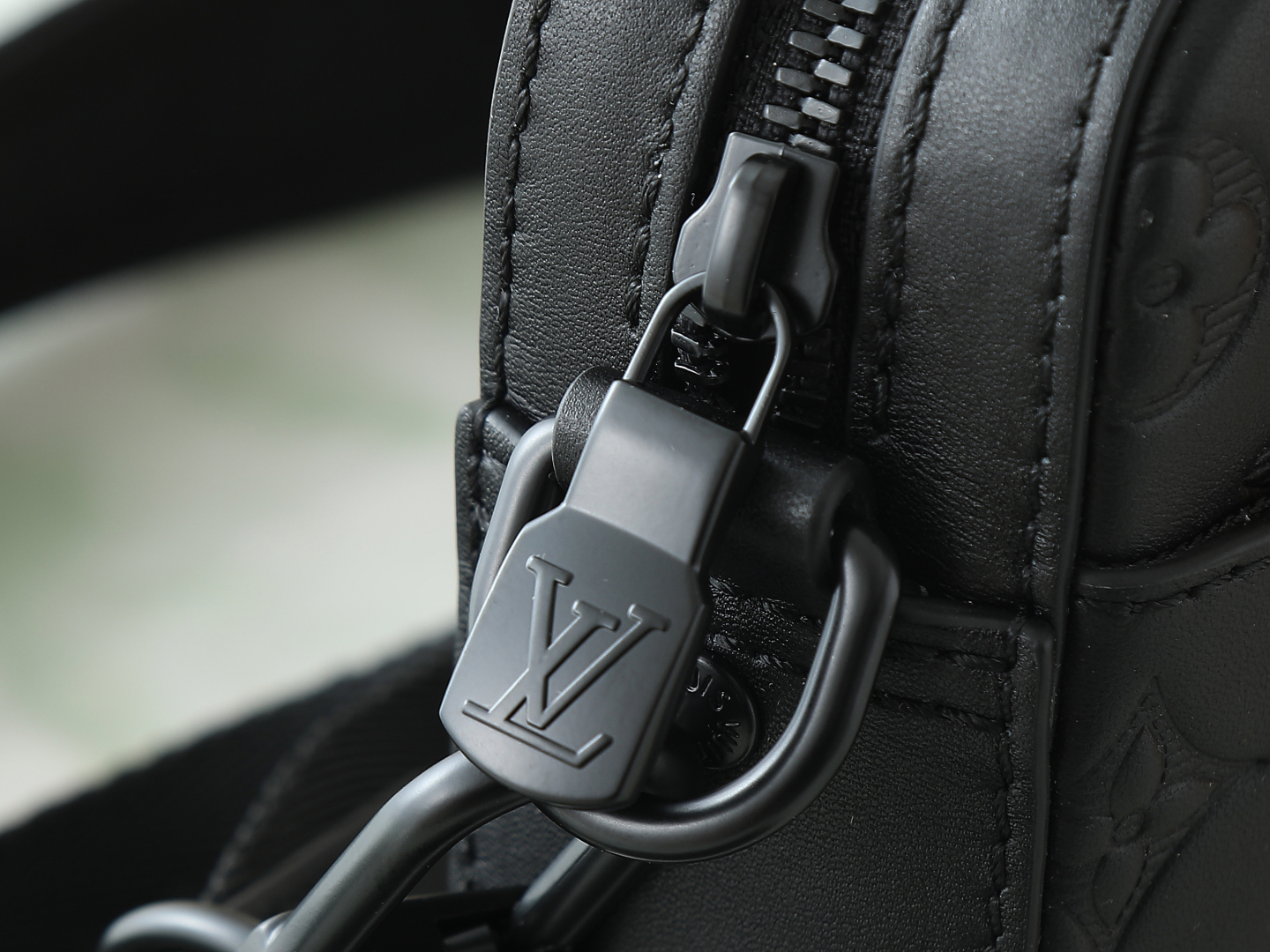 Louis Vuitton Duo Messenger ‘Black’