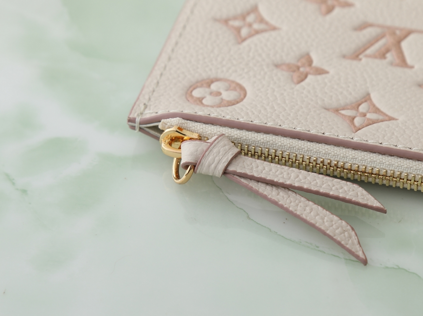 LOUIS VUITTON Félicie Pouch Monogram Empreinte Mau Trắng