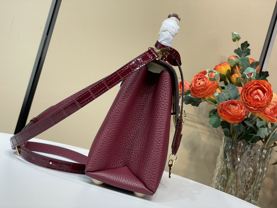 Louis Vuitton Handbag High quality genuine cowhide women's handbag with crocodile pattern and gold lock Red