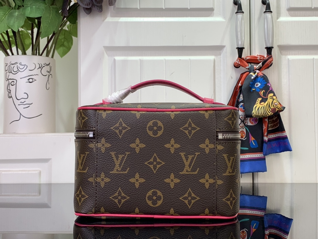 LOUIS VUITTON Louis Vuitton Nice Mini Toiletry Bag 'Red'