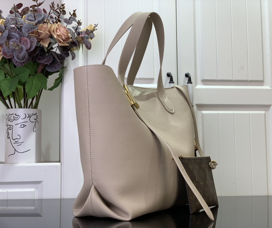 LOUIS VUITTON Low Key Cabas