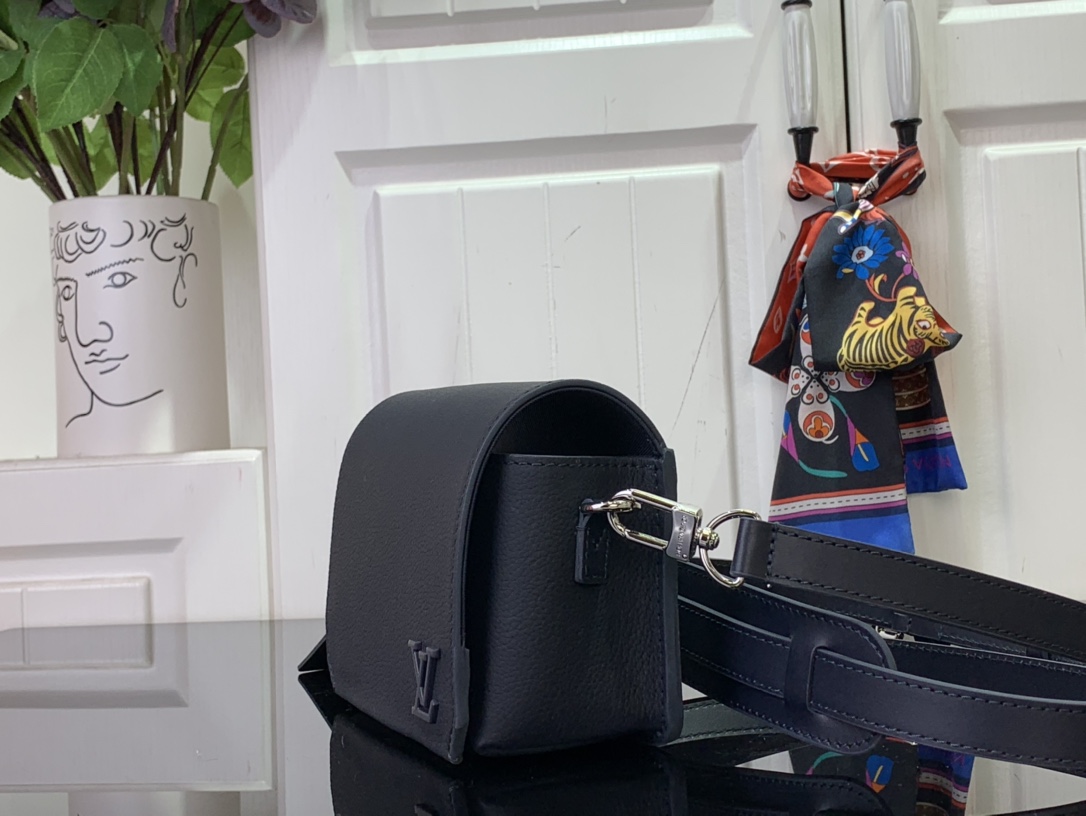 LOUIS VUITTON LV AEROGRAM Fastline Wearable Shoulder Bag