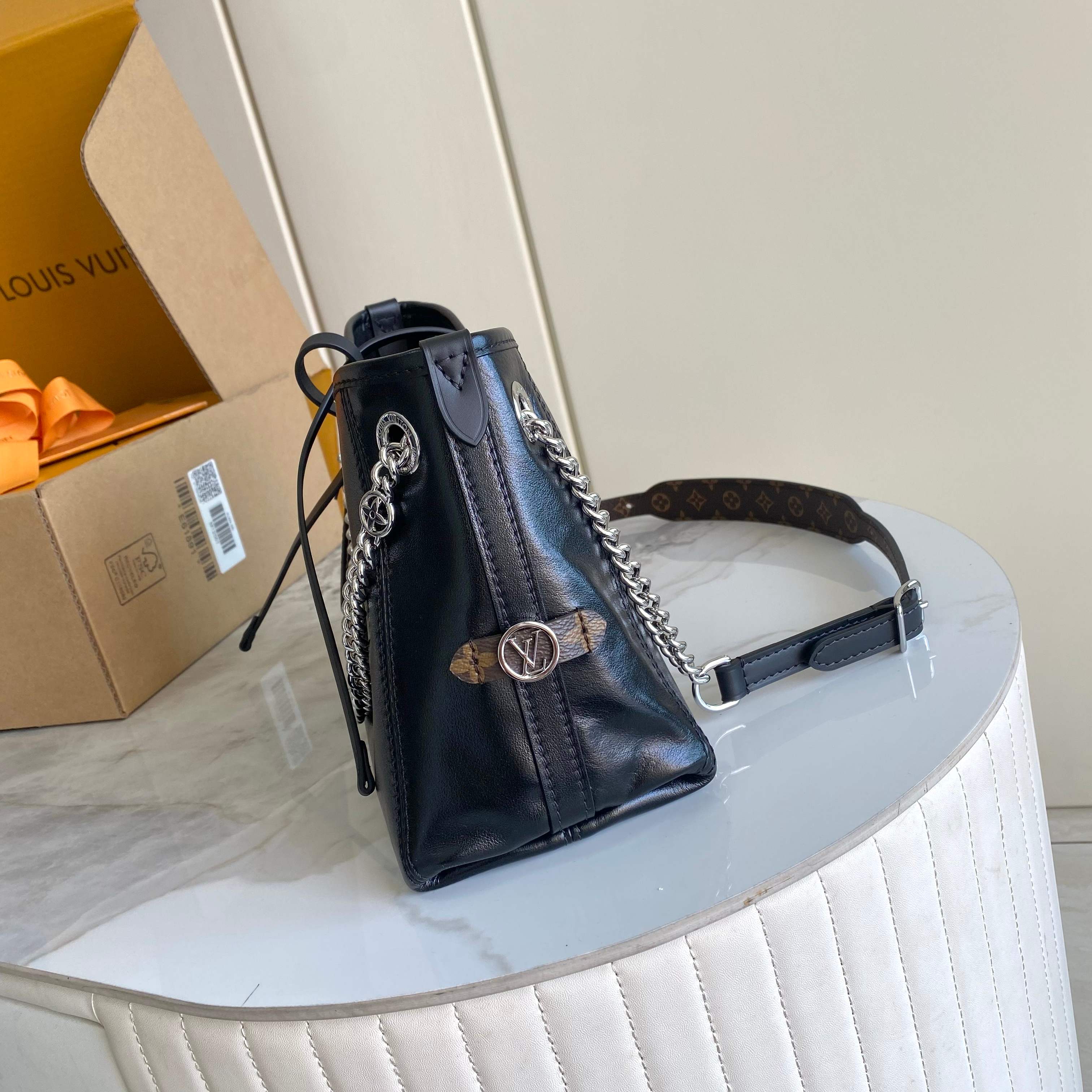 Louis Vuitton LV Black Tote Bag Slidable Metal Chain 26x17cm