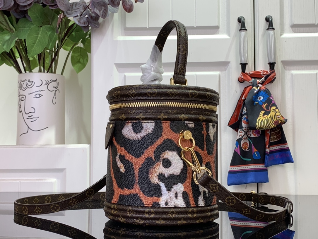 Louis Vuitton LV Leopard Print Round Barrel Bag Wealthy Bag