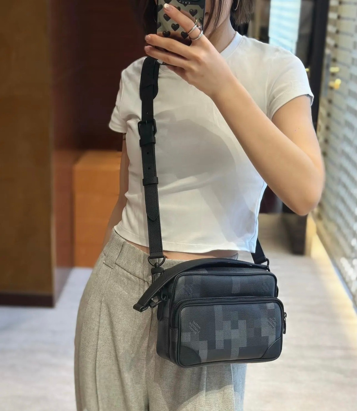 Louis Vuitton LV Nil Messenger Damoflage Black coated