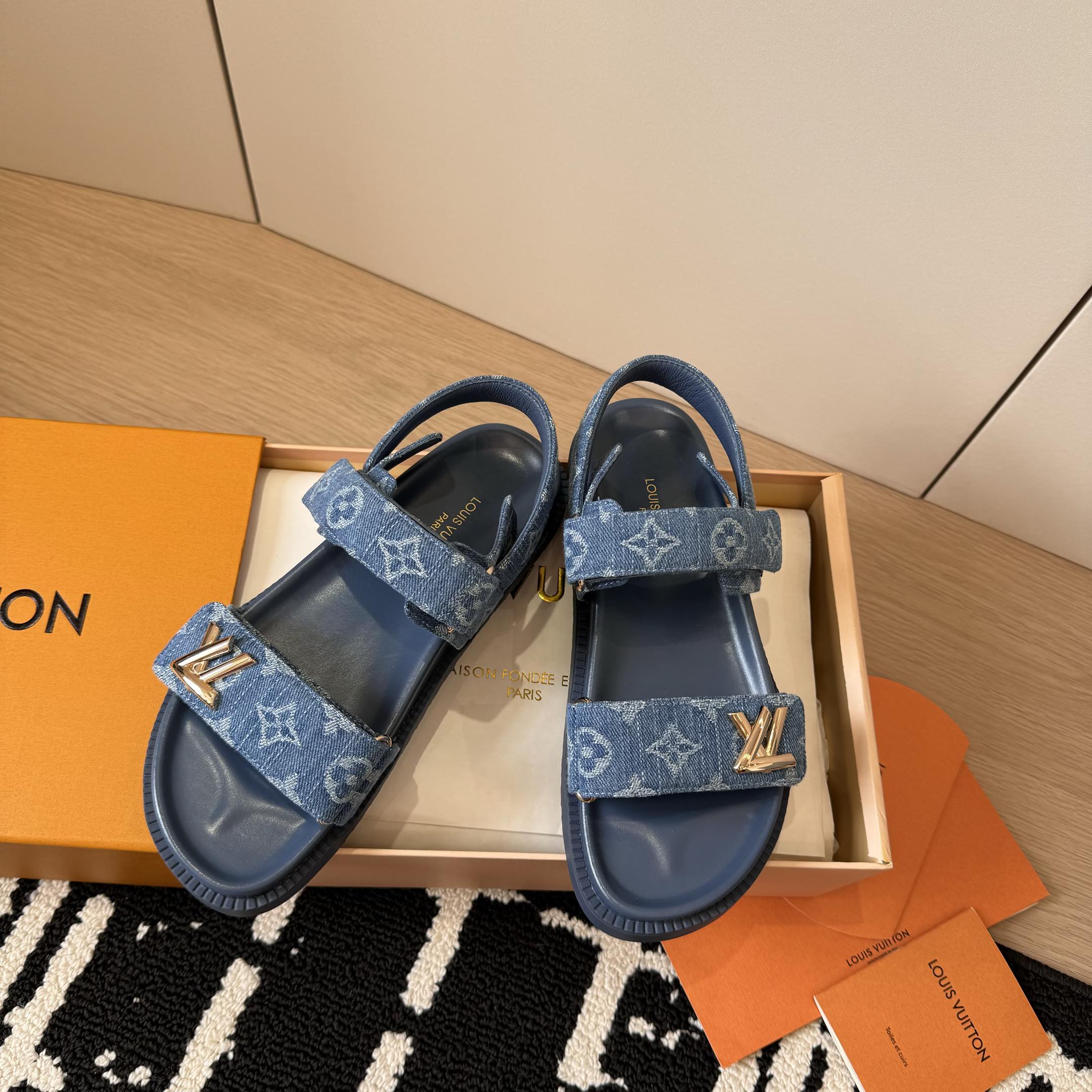LOUIS VUITTON LV Sunset Flat Comfort Sandal Blue LOUIS VUITTON