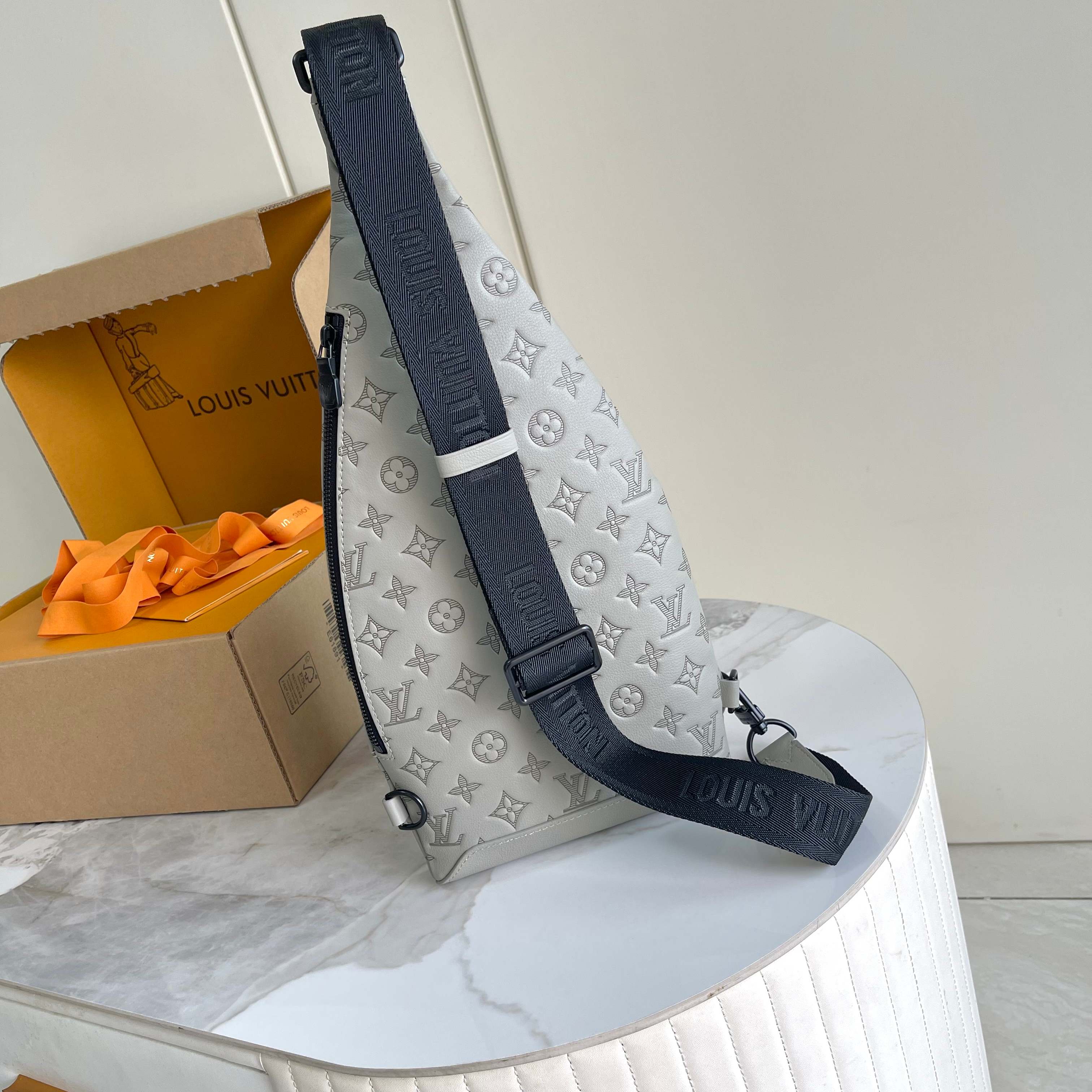 Louis Vuitton M30863 Avenue Slingbag Bag gray Taiga cowhide