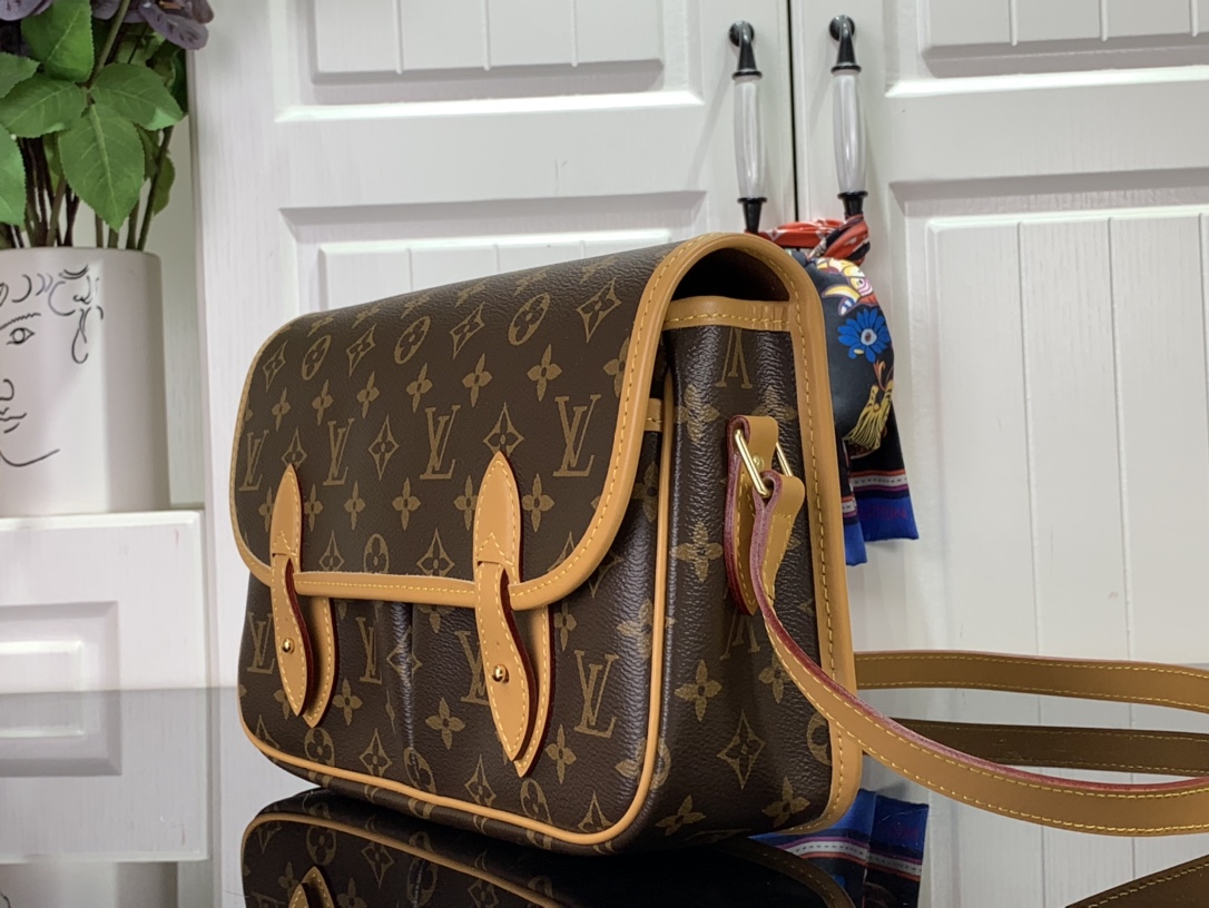 LOUIS VUITTON Monogram Gibeciere MM