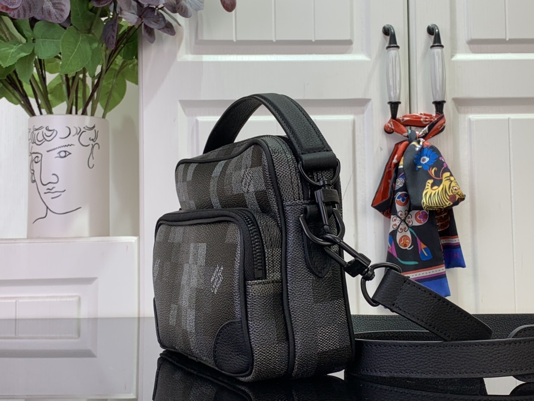 Louis Vuitton Nil Messenger Bag D16 Black - Women's Handbag