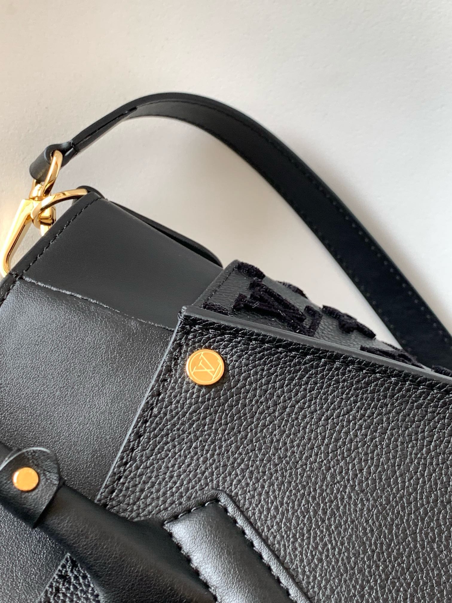 Louis Vuitton On My Side MM Black