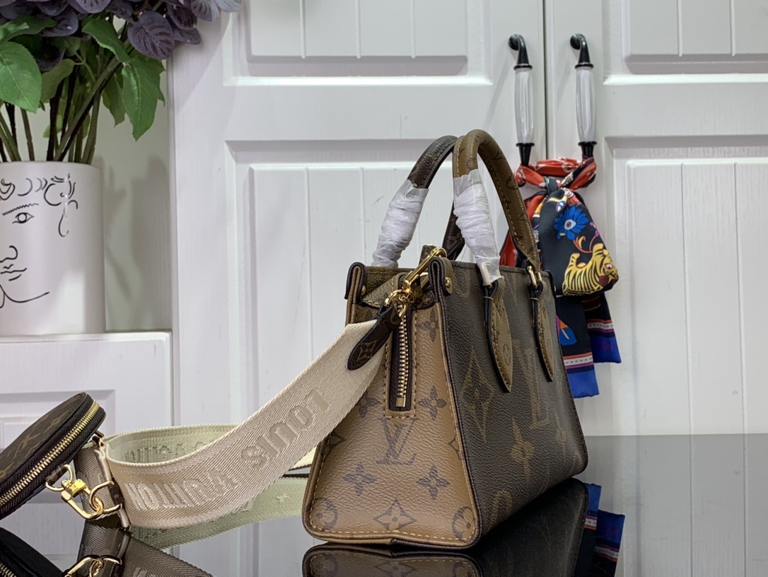 LOUIS VUITTON OnTheGo East West Hand Bag Monogram