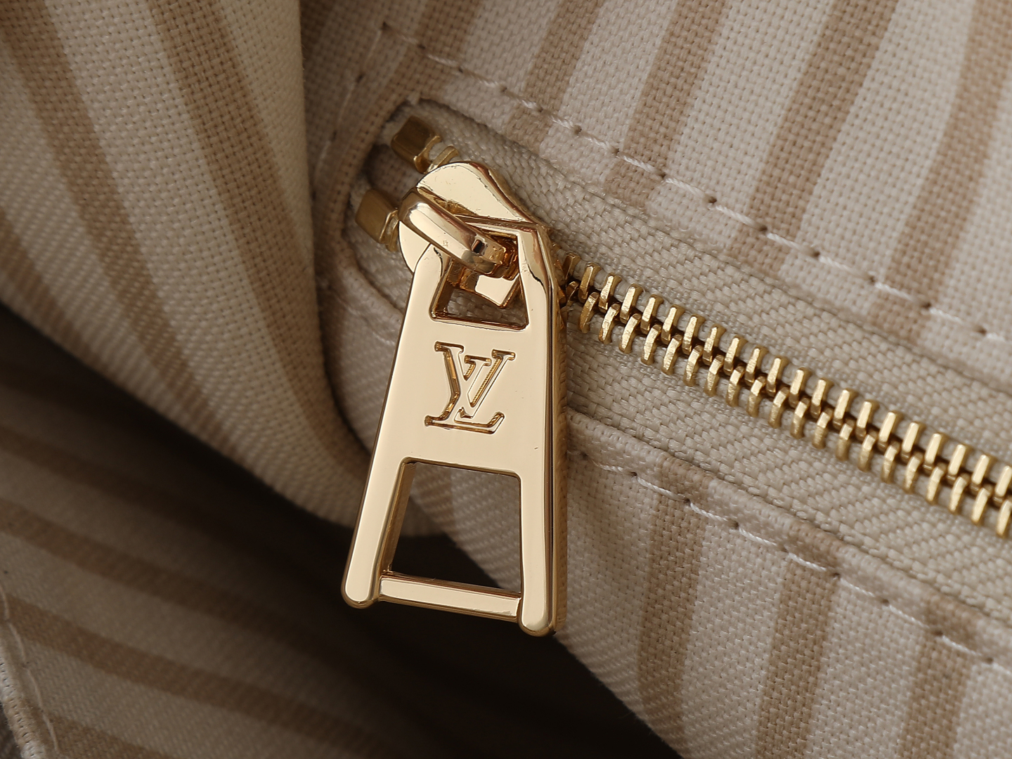 LOUIS VUITTON OnTheGo PM Monogram Empreinte Bag White