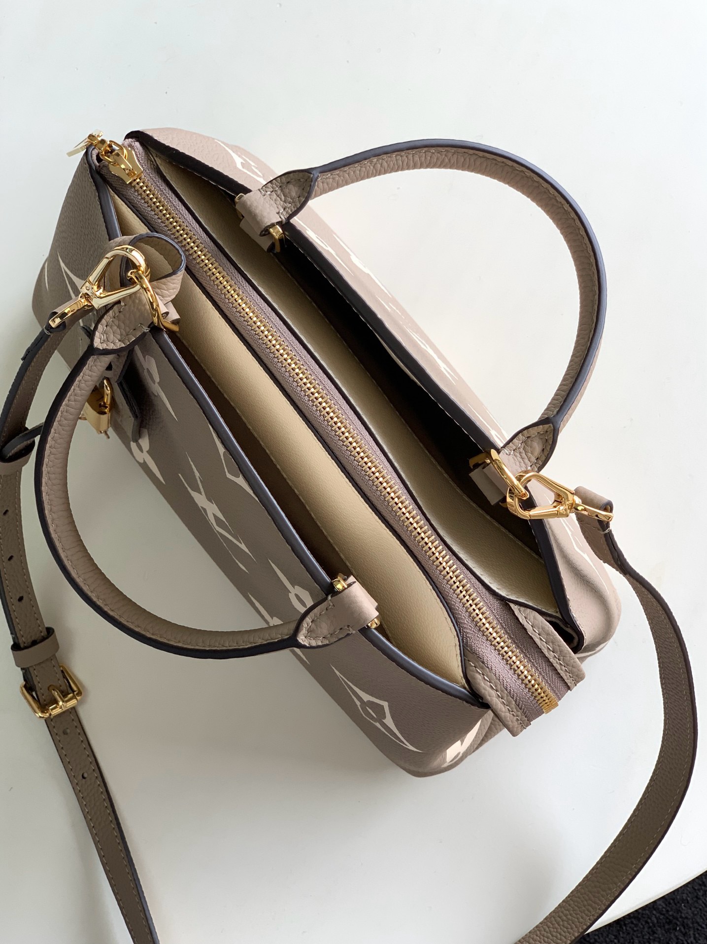 Louis Vuitton Petit Palais Bag ‘Tourterelle Crème’