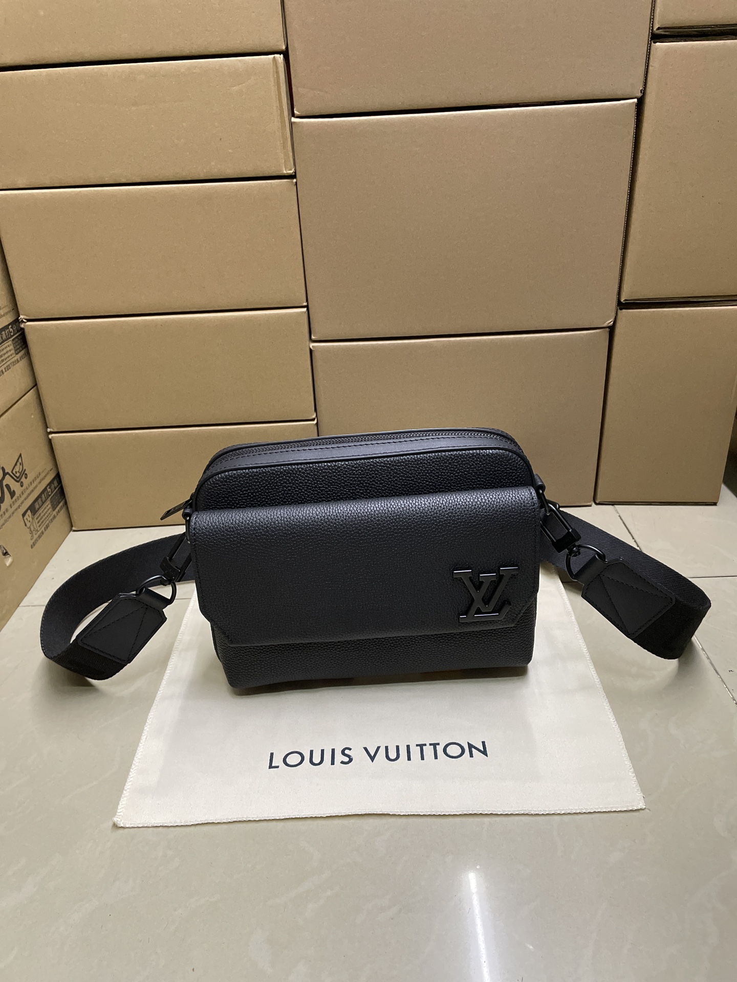 leather messenger Louis Vuitton Black Taurillon - Louis Vuitton Black