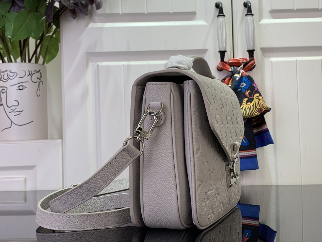 Louis Vuitton Pochette Metis Empreinte Creme