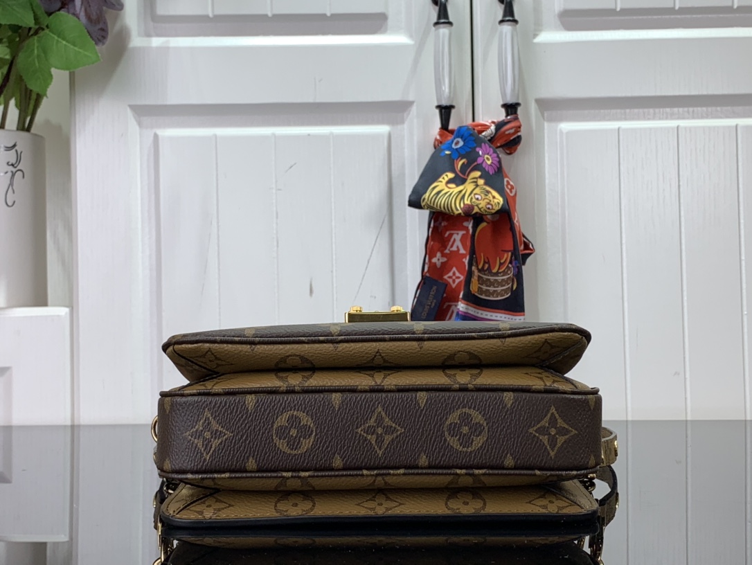 Louis Vuitton Pochette Metis Mini Bag