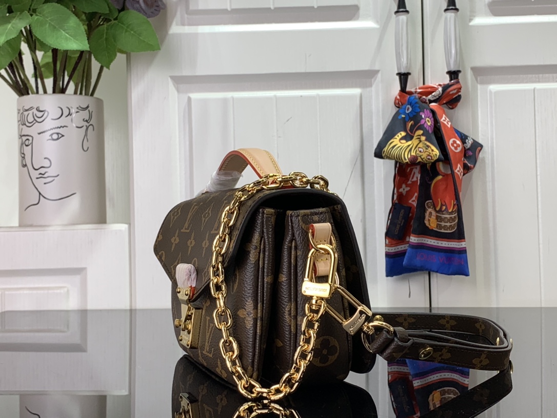 Louis Vuitton Pochette Metis Monogram Canvas East West
