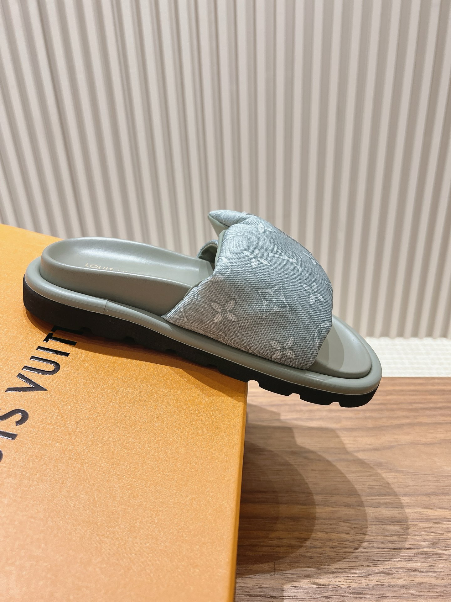 Louis Vuitton Pool Pillow Flat Comfort Mule gray  - Shoes | LOUIS VUITTON